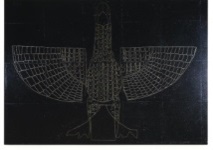 Arcabas représente un aigle avec du laiton noyé dans du granito noir.