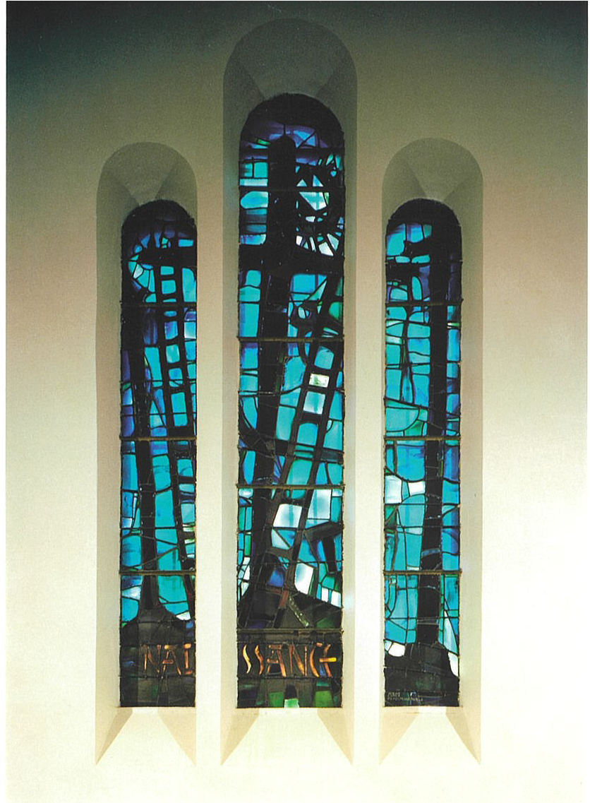 Ce vitrail représente la croix du Christ sur le mont Golgotha.