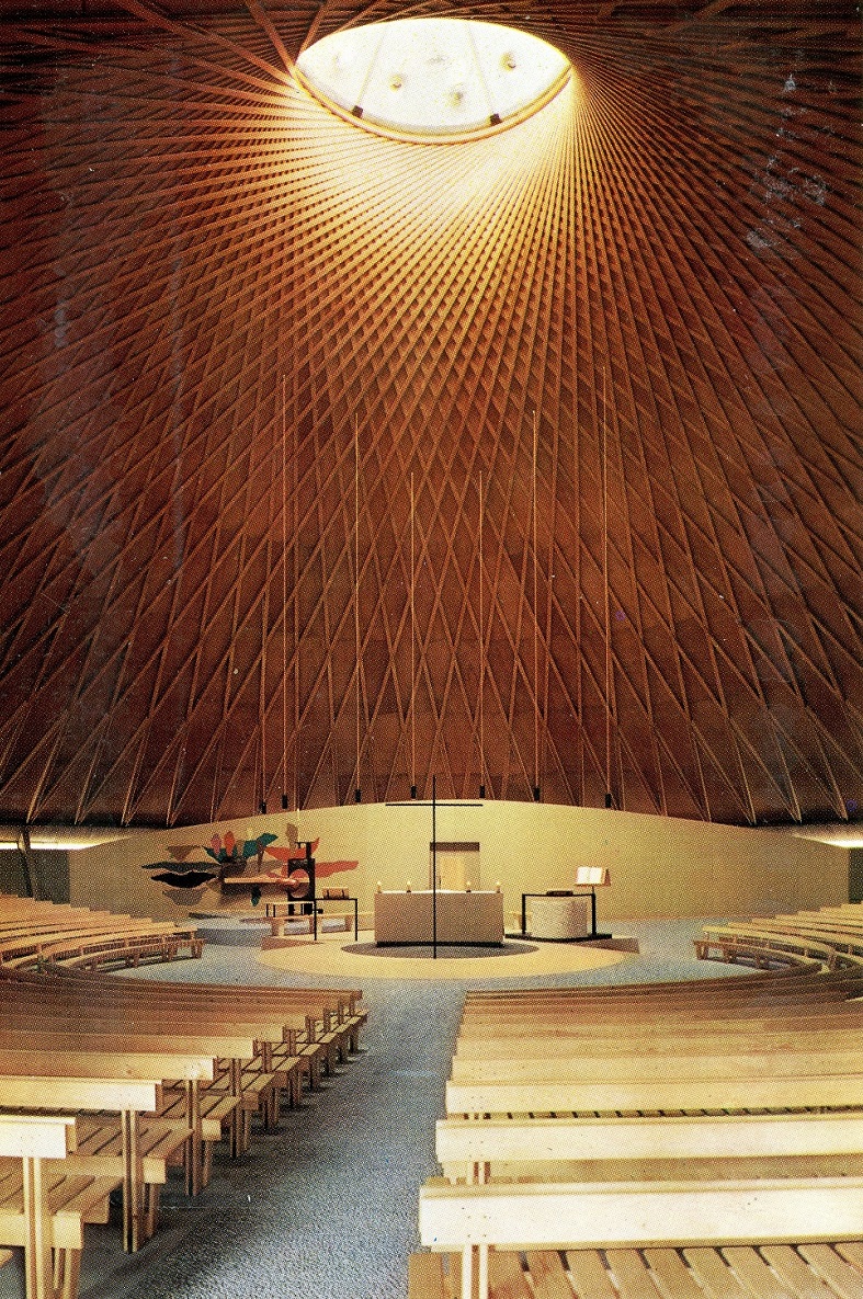 Intérieur de l’église, état 1965, montrant la charpente avec son double réseau de génératrices, la coupole sommitale et l’aménagement du chœur conçu par M. Blanc et P. Székély. Fonds Abbé Meyer, Service Patrimoine Culture