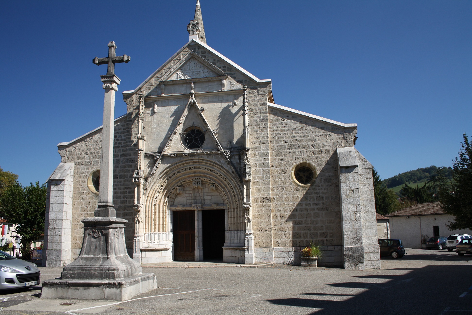 Eglise et croix sur la place de Saint-Geoire-en-Valdaine