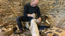 Démonstration de taille de silex - Musée de la Préhistoire du Vercors © Musée de la prehistoire du vercors
