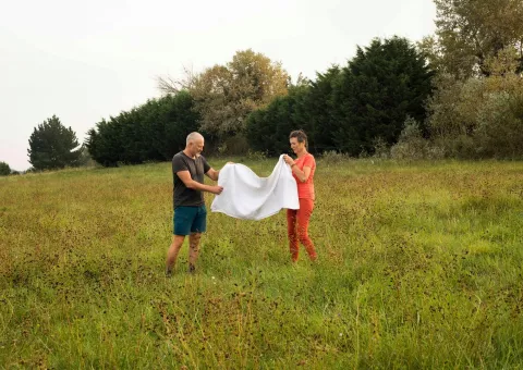 Un homme et une femme tenant une nappe blanche © La Halle, Pont-en-Royans