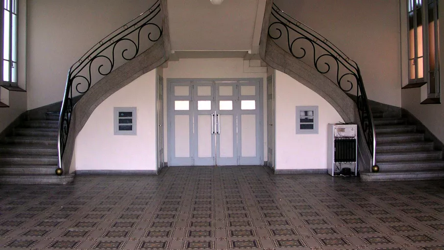 Hall et escalier monumental © Service du Patrimoine culturel, Département de l'Isère