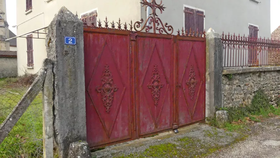 Ancienne cure, détail du portail et du mur de clôture, Saint-André-le-Gaz © Patrimoine culturel-CD38