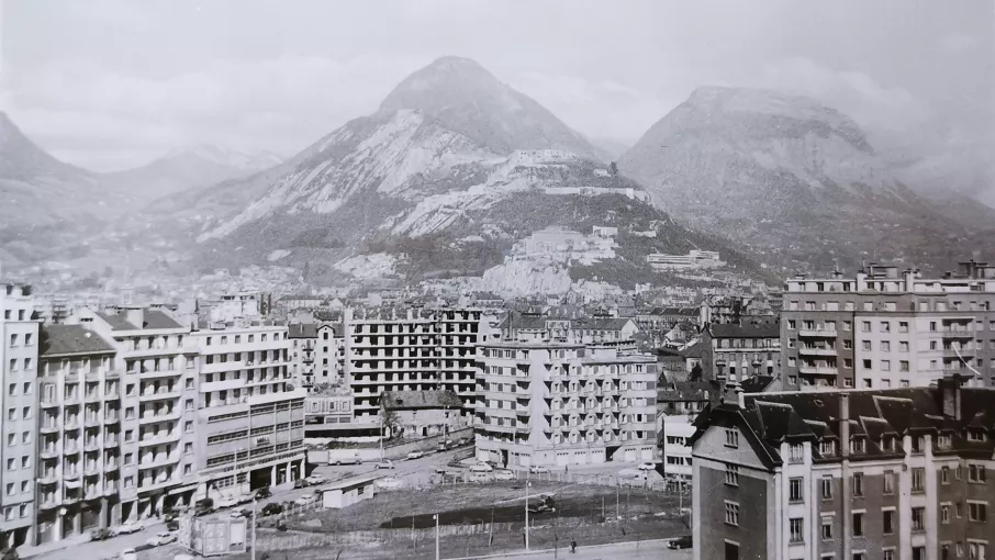 Terrain de l’église en 1963, début des travaux. Fonds Maurice Blanc, Archives Départementales de l’Isère © Archives Départementales de l’Isère