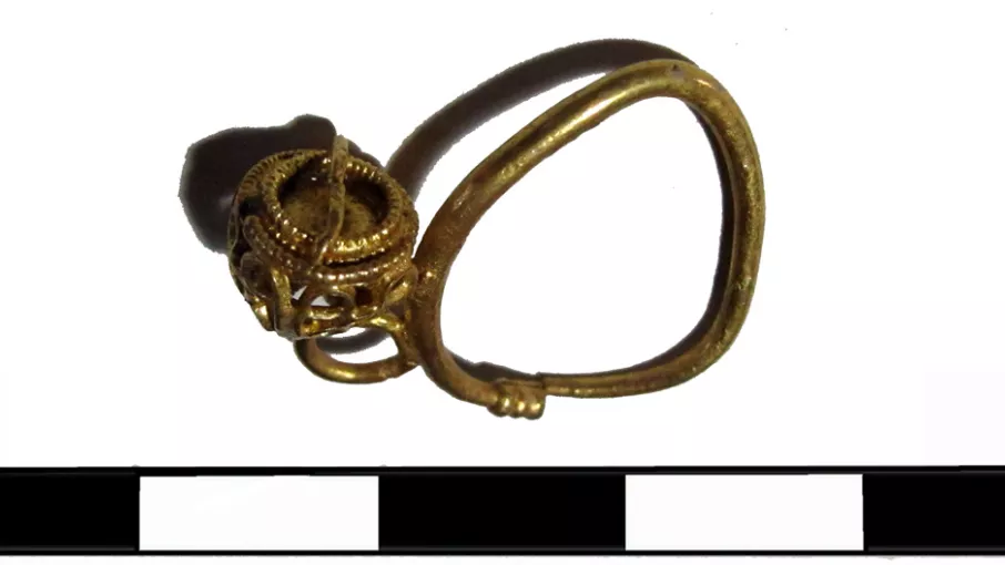 Boucle d'oreille en or datant de l'époque mérovingienne © Patrimoine culturel - Département de l'Isère