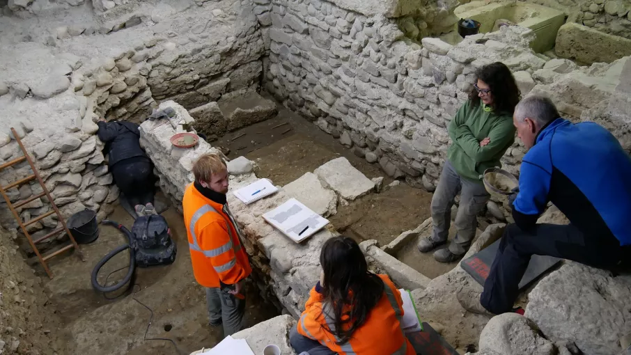L'équipe du chantier de fouilles de l'ancienne église Saint-Pierre, Moirans © Patrimoine culturel - Département de l'Isère