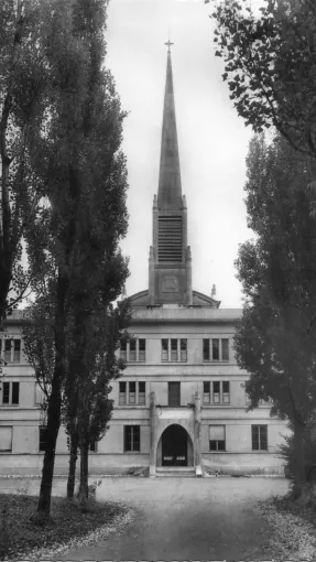 Le Petit Séminaire et le clocher de la chapelle, photographie des années 1980. © Abbé Meyer / Patrimoine culturel CD38