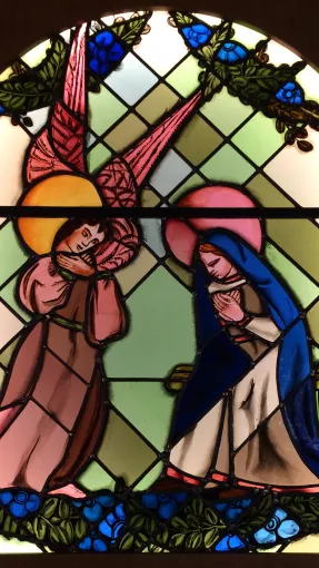 Le vitrail de l’Annonciation restauré, présenté dans un coffrage rétroéclairé dans l’église saint-Bonet à Villard-de-Lans © Service du Patrimoine culturel - Département de l'Isère