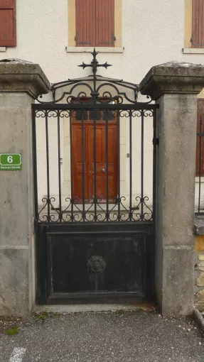 Ancienne cure, détail de la grille et porte d'entrée, Montagnieu © Patrimoine culturel-CD38