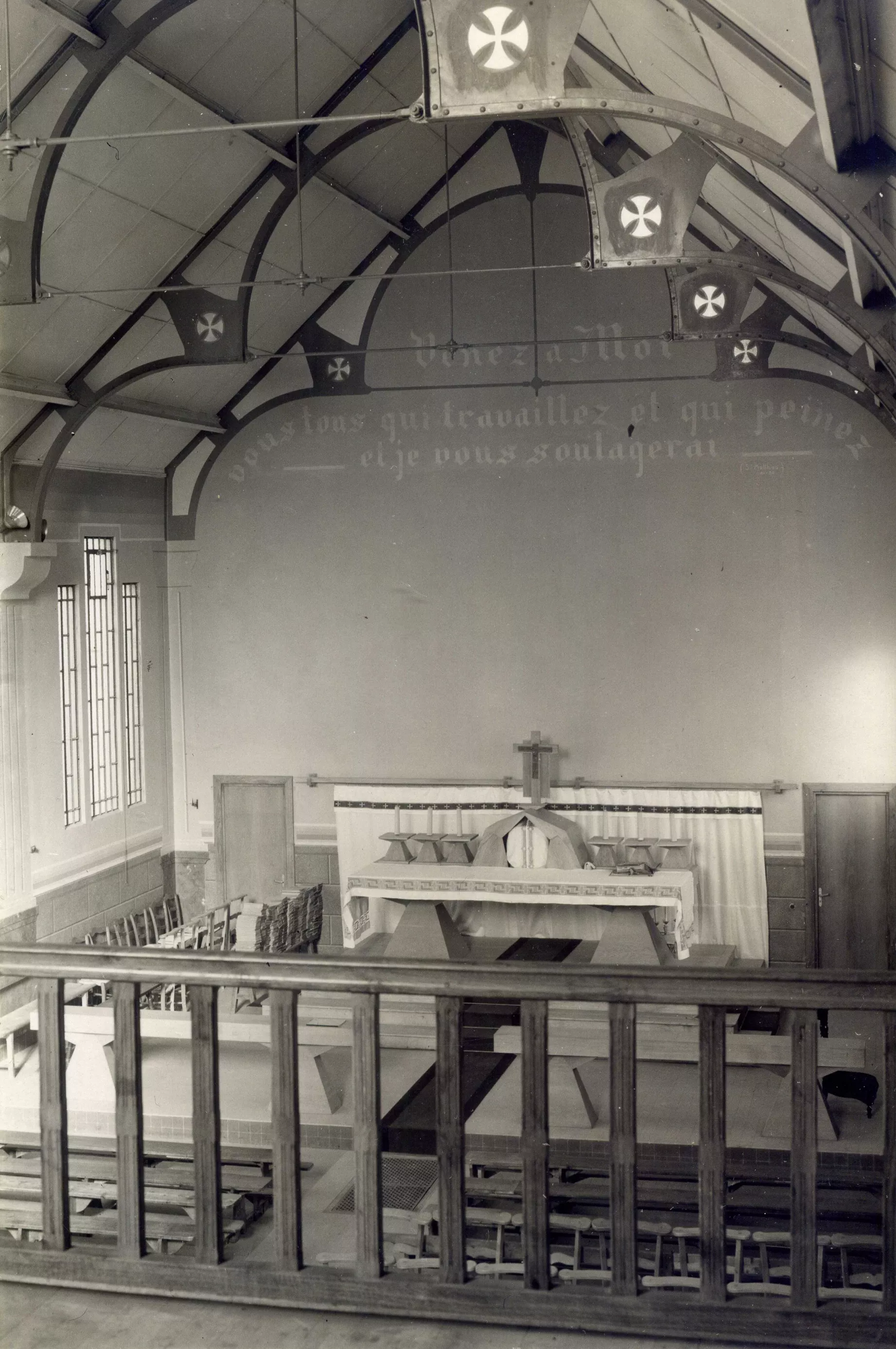 Intérieur de l’église vers 1936, vu depuis la tribune. L’inscription et les combles sont aujourd’hui masqués par un plafond. Coll. particulière © Patrimoine culturel-CD38