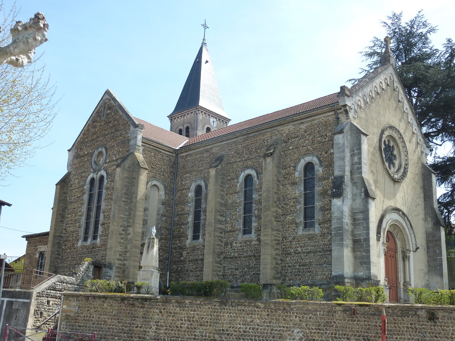 Eglise Saint Pierre, Assieu © Atelier Isshin