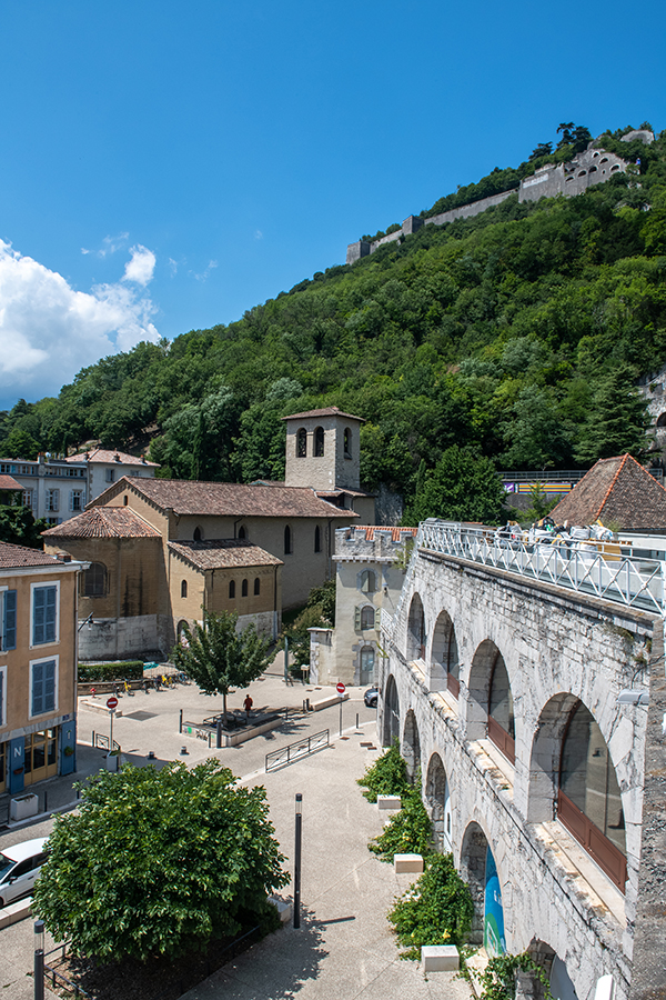 À l’occasion des Journées européennes de l’archéologie, le Département de l’Isère organise une journée de           rencontres dédiées à l’actualité archéologique du territoire. Cet événement vise à mettre en valeur la richesse de la recherche archéologique en Isère, en réunissant aussi bien des spécialistes désireux de partager leurs découvertes et actualités, que des amateurs souhaitant s’informer des dernières avancées locales.