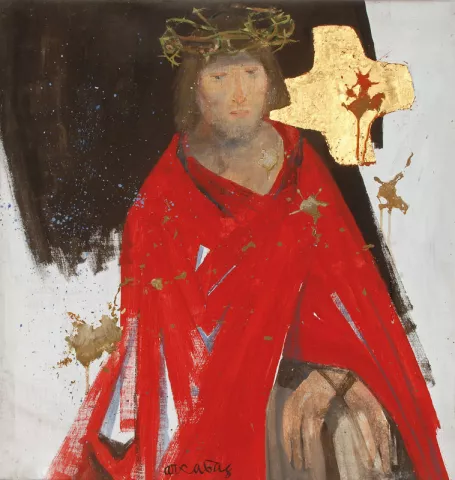 Jésus porte la chlamyde (manteau des rois) et une couronne d’épines sur la tête.  Des taches sur la toile représentent les insultes et les crachats.  Une tache ensanglante la croix. © Denis Vinçon