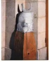 Sculpture qui représente le prophète Moise avec des cornes sur la tête. Socle de sapin. © Allégret