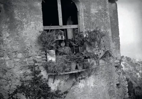 Paysanne italienne à une fenêtre, Sicile 1893 Paysanne italienne à une fenêtre, Sicile 1893