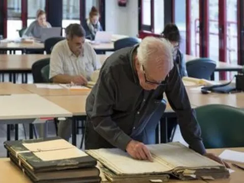 Lecteurs dans la salle de lecture des archives départementales © Département de l'Isère