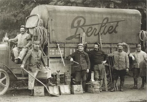 Carte postale « soldats devant un camion Berliet »
