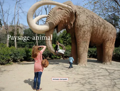 un faux éléphant grandeur nature photographié par une jeune femme