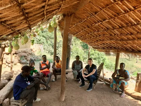 Échange avec les habitants du village d'Ethiolo © Musée dauphinois