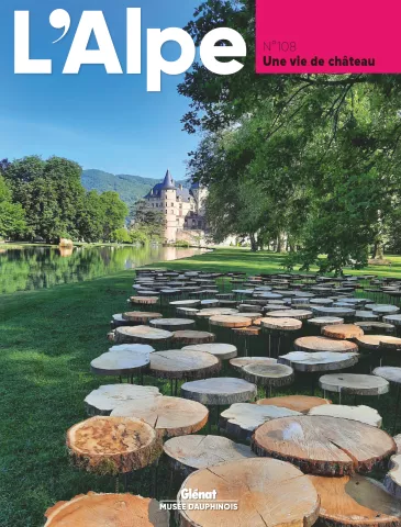 Couverture du numéro 108 de la Revue L'Alpe. Une vie de Château. Photo du parc du Domaine de Vizille avec le château en perspective.