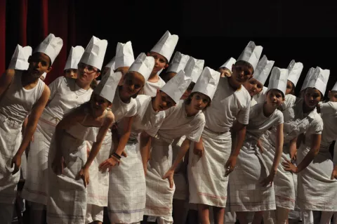 Groupes d'enfants habillés en chefs cuisiniers © Ad Libitum