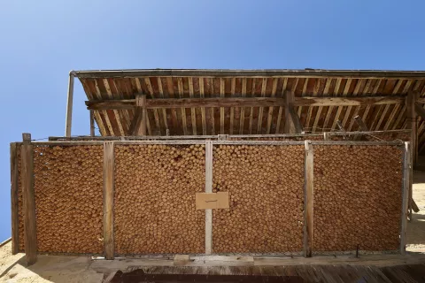 Séchage des noix dans une claie grillagée, Massieu © D. Lachas