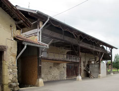 Séchoir attenant sur pilier bois et dés de pierre, Réaumont © Patrimoine culturel-CD38