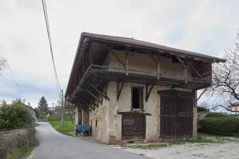 Séchoir en angle formant galerie extérieure. Sa construction date probablement de la reconversion du bâtiment en grange en 1869, Réaumont © D. Lachas