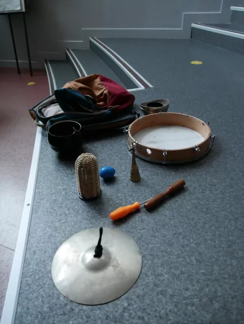 des instruments de musique sur une table © Ville de Crolles