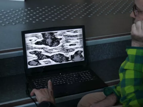 2 personnes travaillant un écran d'ordinateur © Ville de Crolles