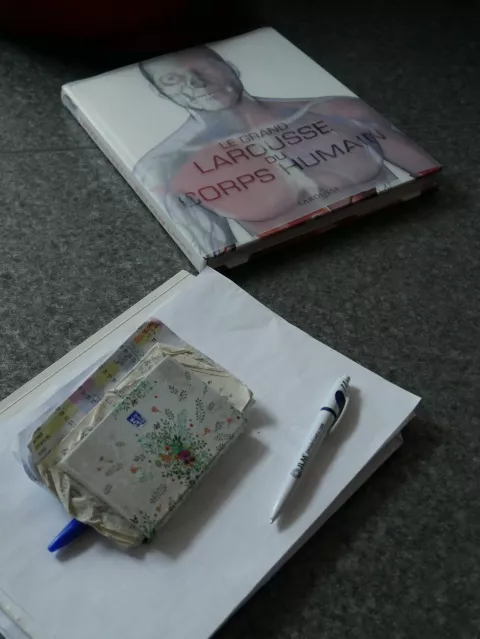 2 carnets à dessins sur une table © Ville de Crolles