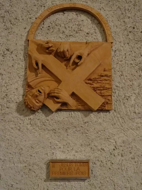 Saint-Ismier, église Saint-Philibert, Anne Tiessé 1989. Station 3 - Jésus tombe pour la première fois © Patrimoine culturel - CD38