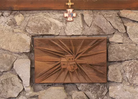 Les Deux-Alpes, chapelle Saint-Benoit, Jean Hautinguiraut 1956. Jésus est dépouillé de ses vêtements © Denis Vinçon