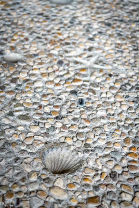 Sol extérieur décoré, église Saint-Jean, Grenoble © David Richallet