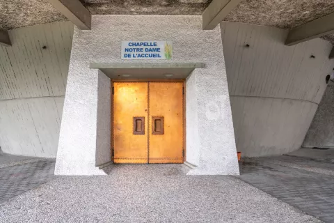 Entrée de Notre-Dame de l'Accueil, église Saint-Jean, Grenoble © David Richallet
