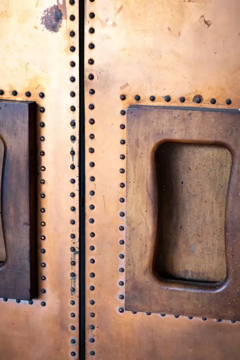 Détail porte d'entrée Notre-Dame de l'accueil, église Satint-Jean, Grenoble © David Richallet