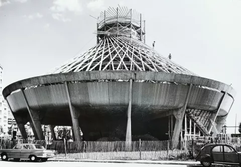 Pose de la charpente, 1964. Fonds Maurice Blanc, Archives Départementales de l’Isère ©  Archives Départementales de l’Isère 