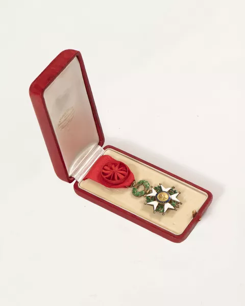 Médaille d’Officier de la Légion d’Honneur - Fonds Vernay-Garapont, coll. Musée de la Résistance et de la Déportation—Département de l’Isère Clichés : Denis Vinçon