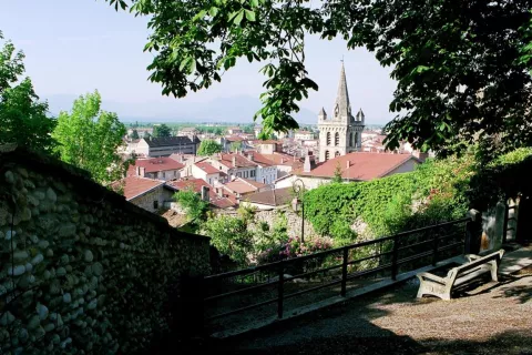 Vue du bourg de Saint-Marcellin, ou la famille de la chanteuse Barbara s'est réfugiée pendant la seconde guerre mondiale © Patrimoine culturel-Département de l'Isère