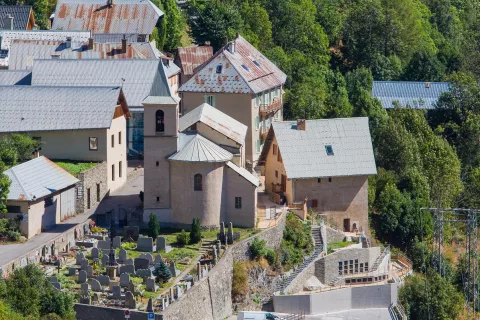 Saint-Christophe en Oisans; son cimetière accueille la tombe de Gaspard, a qui Roger Canac dédie son ouvrage "Gaspard de la Meige"