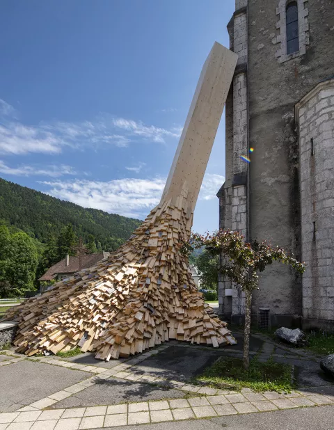 La structure installée sur l'église