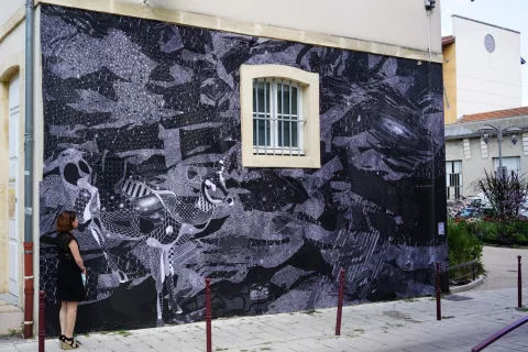 Oeuvre monumentale de Philippe Baudelocque sur un grand mur