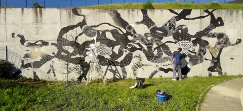 Oeuvre monumentale de Philippe Baudelocque sur un grand mur