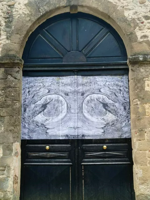 Oeuvre de Philippe Baudelocque sur porte en bois
