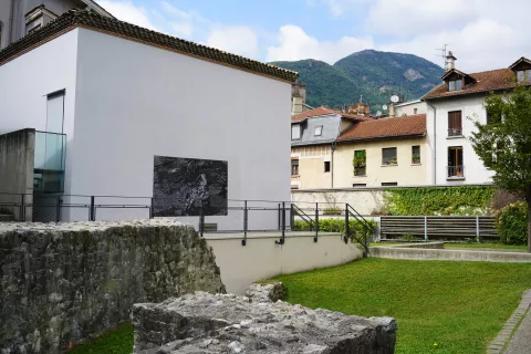 Collage dans le jardin du musée