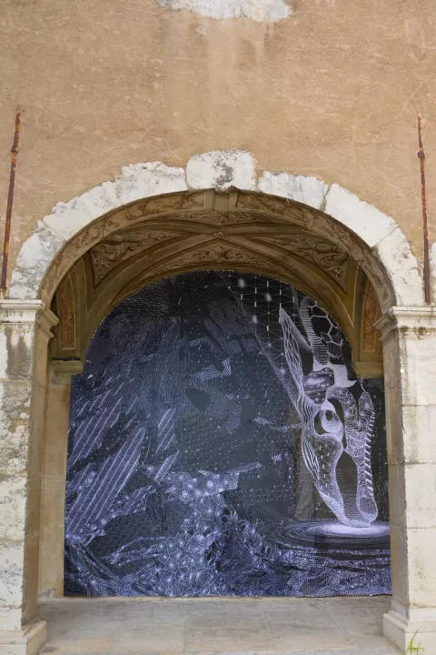collage dans arcades du site