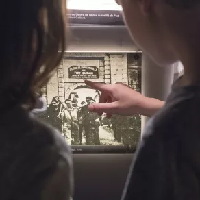 Enfants montant du doigt une image ancienne du Fort Barraux © Denis Vinçon, Département de l'Isère