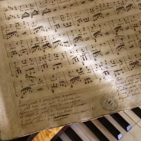 Partition de musique posée sur un clavier de piano © Département de l'Isère