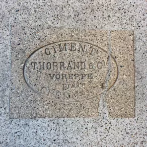 Inscription du nom fabricant sur une plaque de sol © CD38